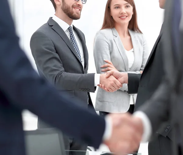 Konzept der Partnerschaft. Geschäftlicher Händedruck im Büro — Stockfoto