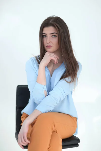 Zblízka. mladá žena sedící na kancelářém křesle — Stock fotografie
