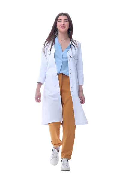 Mujer médico dando un paso adelante .isolated en blanco — Foto de Stock