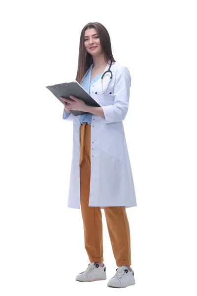 Улыбающаяся женщина врач с буфером обмена .isolated на белом фоне — стоковое фото