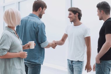 ofis lobisinde el sıkışırken iş arkadaşları