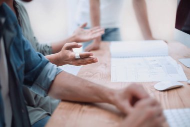 yakın kapatın. iş ekibi işyerinde bir şey tartışıyor