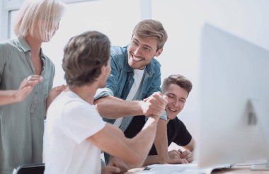 proje Yöneticisi iş belgeleri bir ekip ile tartışıyor.