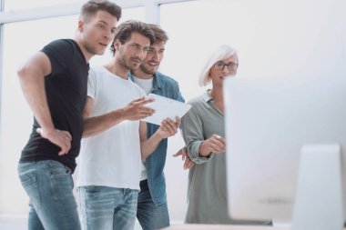 yakın kapatın. tasarımcıların bir grup yeni bir proje üzerinde çalışıyor