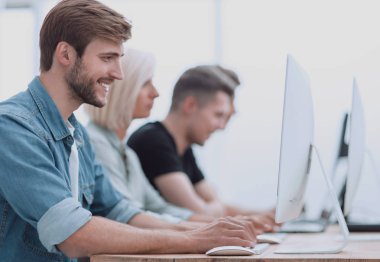 yakın kapatın. ofis Masasında oturan başarılı genç adam