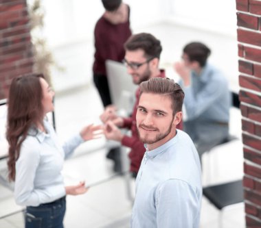 İş adamları modern o toplantıda, bir şey tartışmak