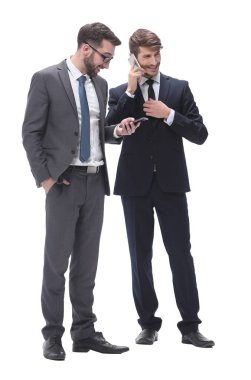 Tam boy. Akıllı telefonlarını kullanan iki işadamı.