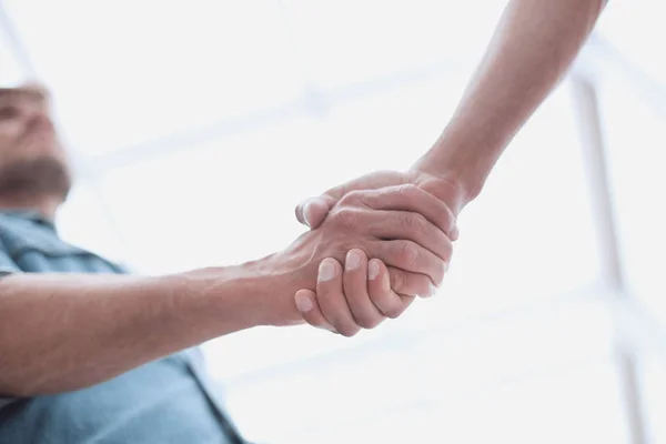 Hombres de negocios estrechando la mano en el vestíbulo de la oficina — Foto de Stock