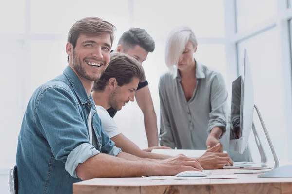 Empleado sonriente sentado en la oficina Escritorio — Foto de Stock