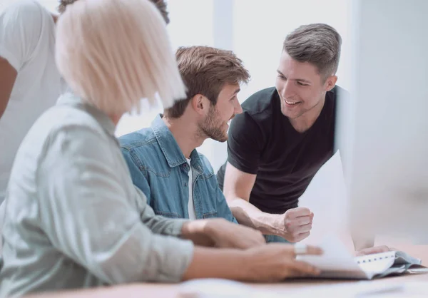 De cerca. equipo empresarial creativo discutiendo nuevas ideas . — Foto de Stock