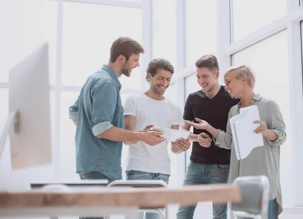 Grupo de diseñadores discutiendo los bocetos de un nuevo proyecto . — Foto de Stock