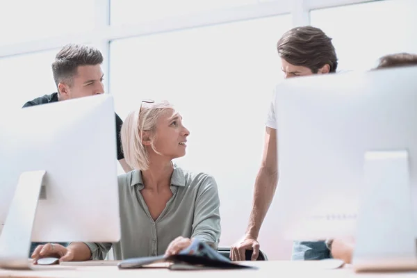 De cerca. un grupo de diseñadores profesionales que trabajan en un nuevo proyecto — Foto de Stock