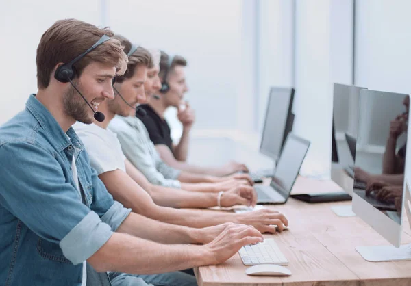 Operador de call center sentado em uma mesa — Fotografia de Stock