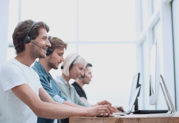 Callcenter-Berater arbeiten mit Kunden online — Stockfoto