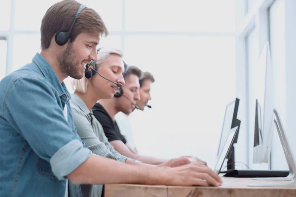 Consultores de call center usam computadores para trabalhar com clientes — Fotografia de Stock