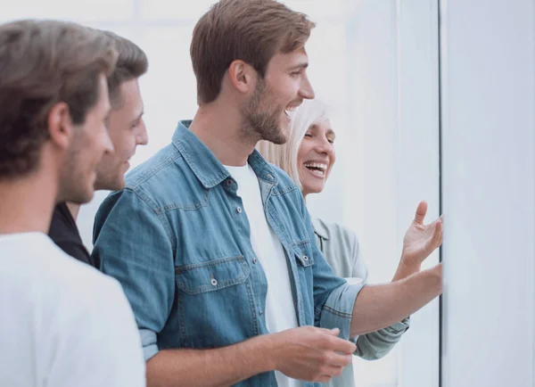 De cerca. equipo creativo de colegas de pie en la oficina . —  Fotos de Stock