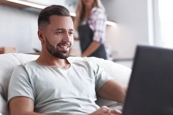 Jong gezin brengt vrije tijd door in de keuken — Stockfoto