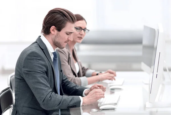 Donna d'affari che discute con un collega documenti di lavoro — Foto Stock