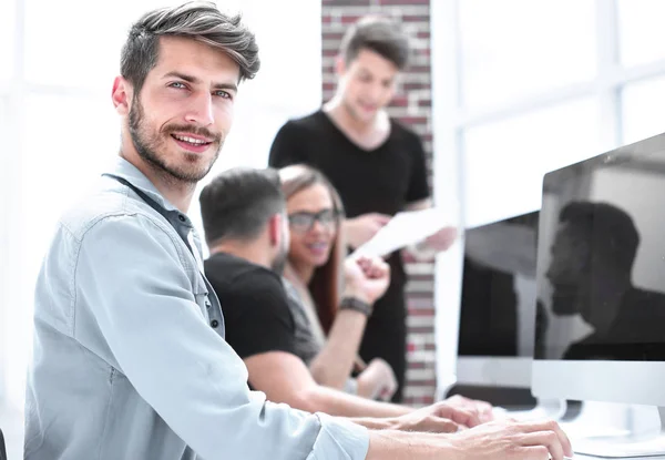 Group young mans and women discussing office — Stock Photo, Image