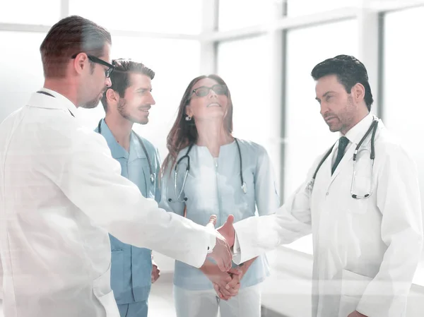 Handshake kolegy na chodbě nemocnice — Stock fotografie