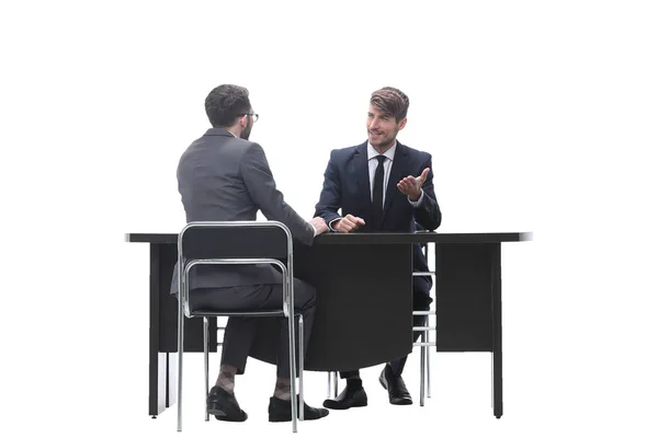 Twee zakenmensen praten zittend aan een bureau — Stockfoto