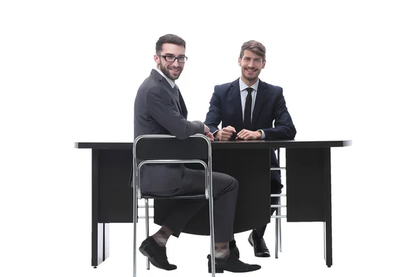 Twee zakenmensen praten zittend aan een bureau — Stockfoto