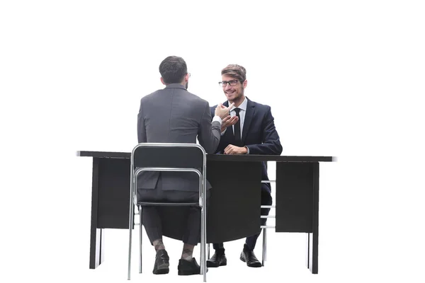 Dois homens de negócios conversando, sentados em sua mesa — Fotografia de Stock