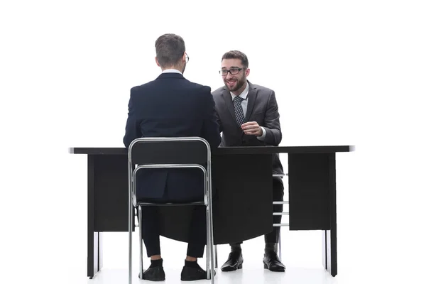 Dos hombres de negocios hablando, sentados en su escritorio — Foto de Stock