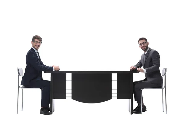 Dos empresarios discutiendo algo sentado a la mesa —  Fotos de Stock