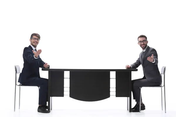 Dos empresarios discutiendo algo sentado a la mesa — Foto de Stock