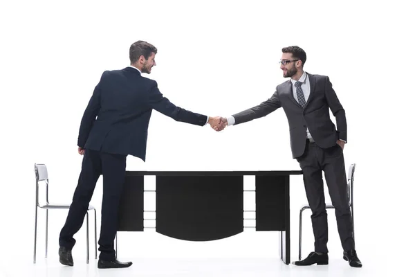 Dos hombres de negocios dándose la mano. aislado en blanco — Foto de Stock