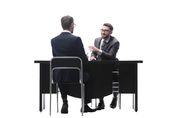 Iş konularını tartışan iki iş insanı. beyaz üzerinde izole — Stok fotoğraf