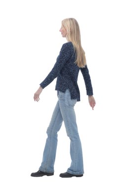 yan görüş.gülümseyen genç bir kadın öne doğru yürüyor.