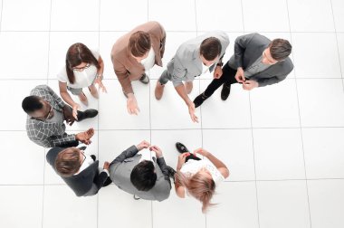 Üst düzey. Ofisin lobisinde duran bir grup çalışan.