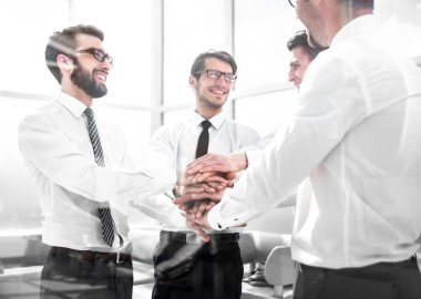 İş arkadaşları ellerini kavuşturdu..