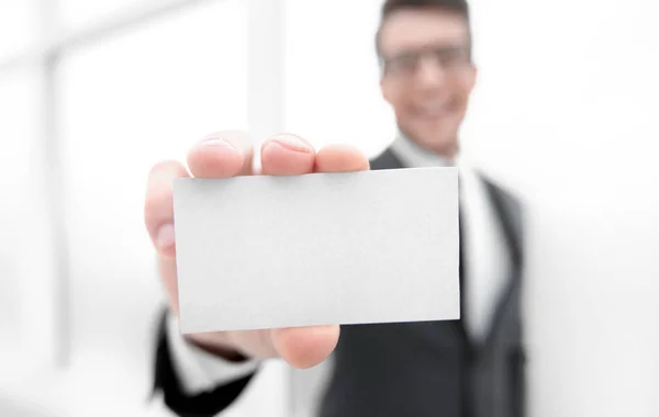 Empresario mostrando una tarjeta de visita en blanco — Foto de Stock