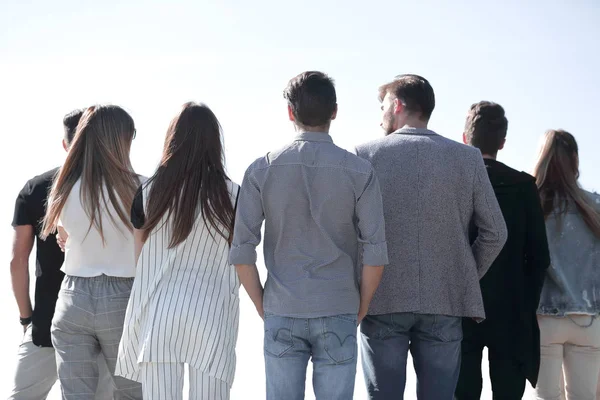 Vista trasera. grupo de amigos mirando el espacio de copia — Foto de Stock