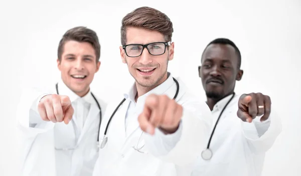 Groep succesvolle artsen die naar u wijzen. — Stockfoto