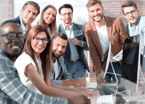 Multi-etnische business team bespreekt de resultaten van haar werkzaamheden — Stockfoto