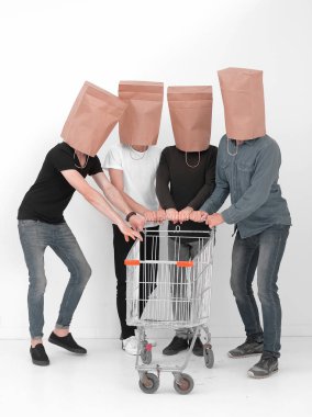 Grup boş alışveriş sepeti ile insan.