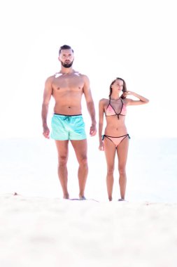 Mutlu çift sahilde eğleniyor..