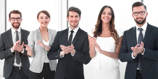 Бизнес-команда аплодирует стоя в офисе — стоковое фото
