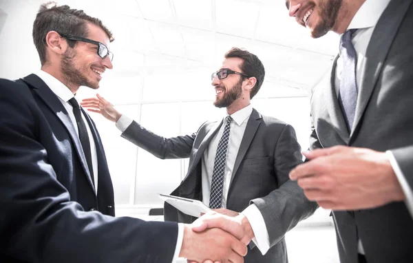 Handshake parceiros de negócios em um escritório moderno — Fotografia de Stock