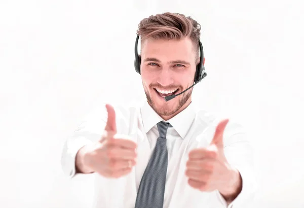 Close-up. lachend Call Center werknemer toont duimen omhoog — Stockfoto