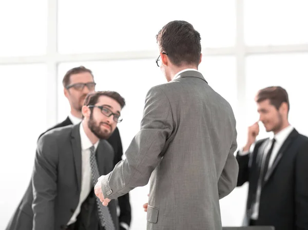 Bakifrån. affärsman som stående på kontoret — Stockfoto