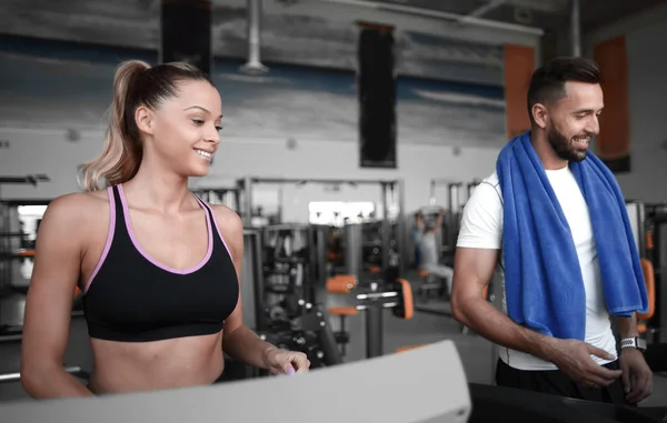 Beau couple sportif parlant dans la salle de gym — Photo