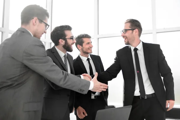 Chef och medarbetare som skakar hand med varandra — Stockfoto