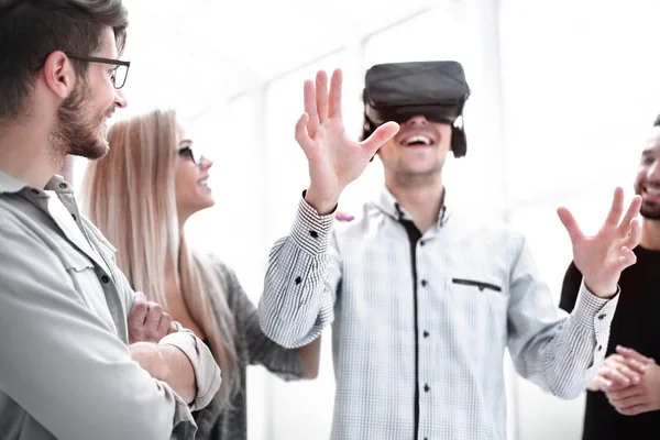 Hombre con gafas VR en la oficina —  Fotos de Stock