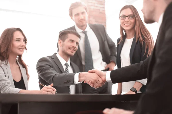 Apretón de manos entre empleados después de la reunión —  Fotos de Stock