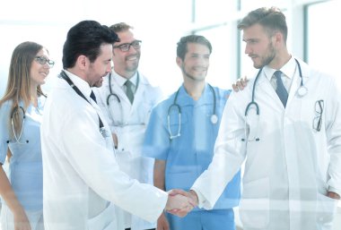 Hastane koridorunda tokalaşırken doktorlar